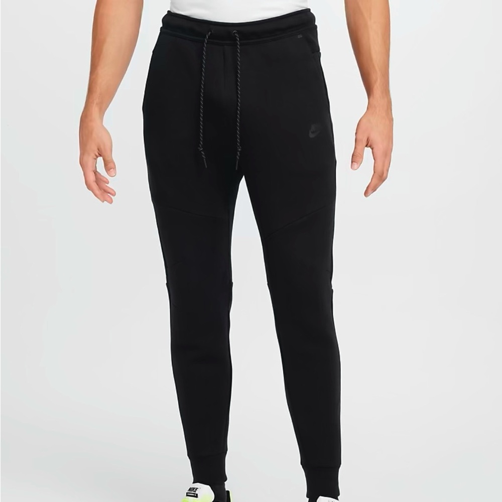 NWT Nike Men’s Tech Fleece Slim fit taper leg jogger